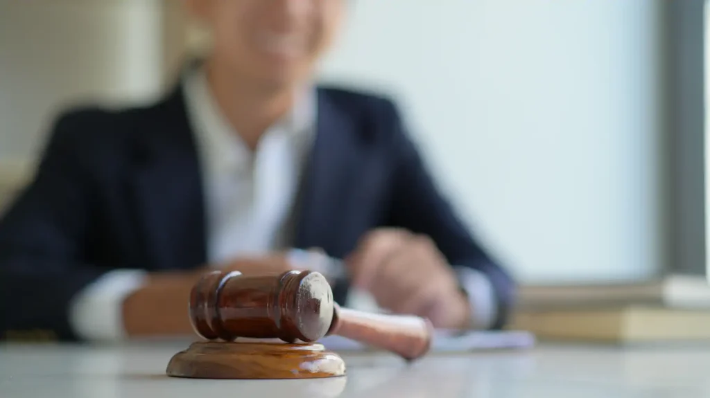 Mazo de juez sobre escritorio en tribunal