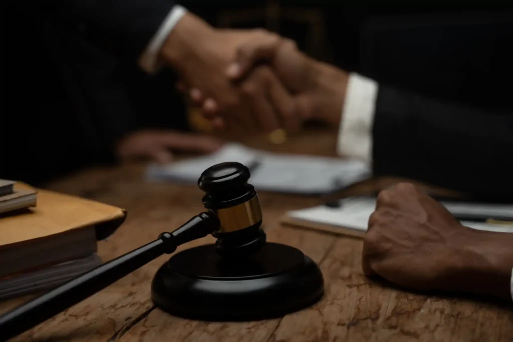 Mazo judicial y apretón de manos legal