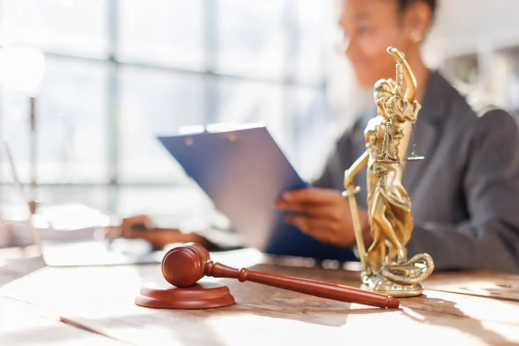 Mazo y estatua de la justicia en escritorio