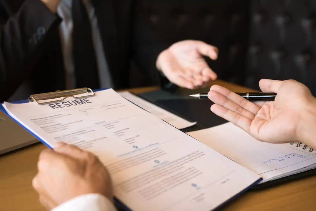 Entrevista laboral con currículum sobre la mesa