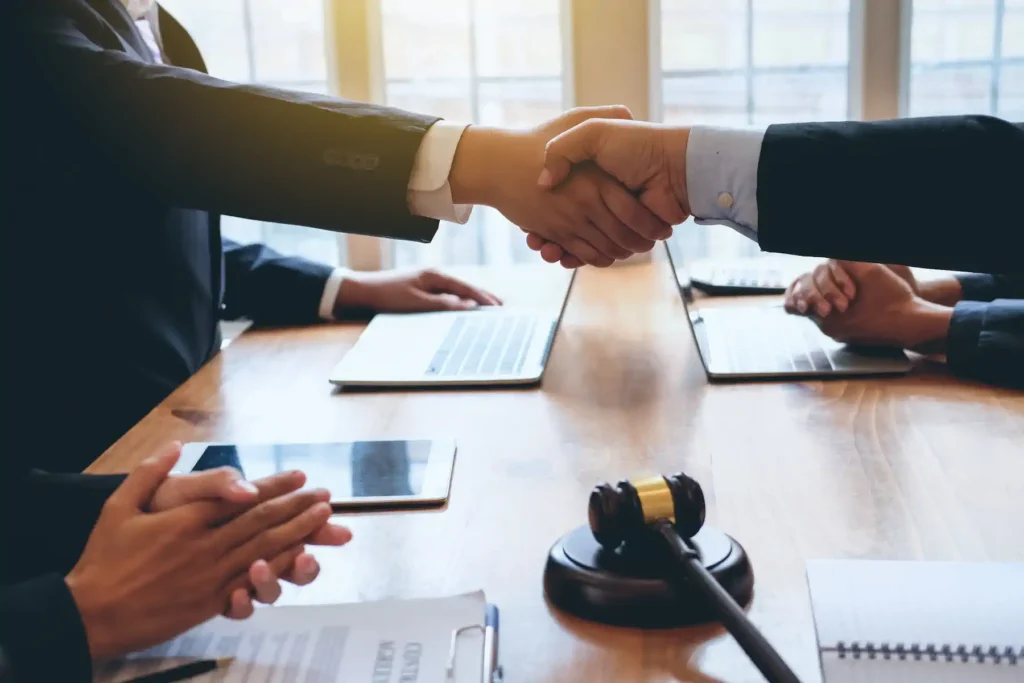 Apretón de manos en reunión legal empresarial