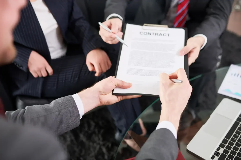 Personas firmando contrato en oficina corporativa