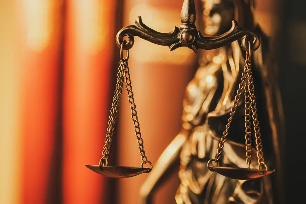 Balanza de la justicia con estatua desenfocada