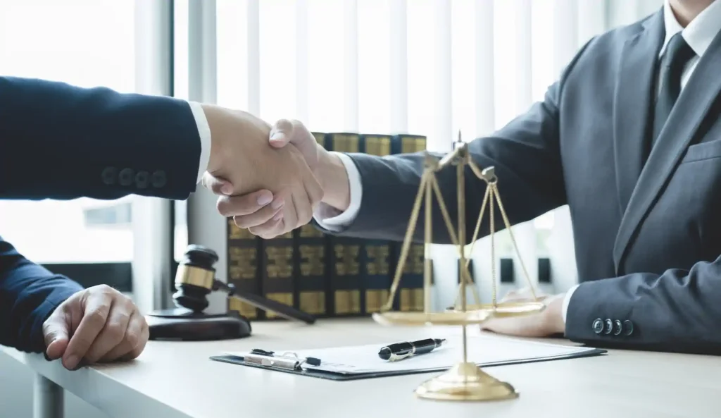 Abogados estrechando manos en oficina legal