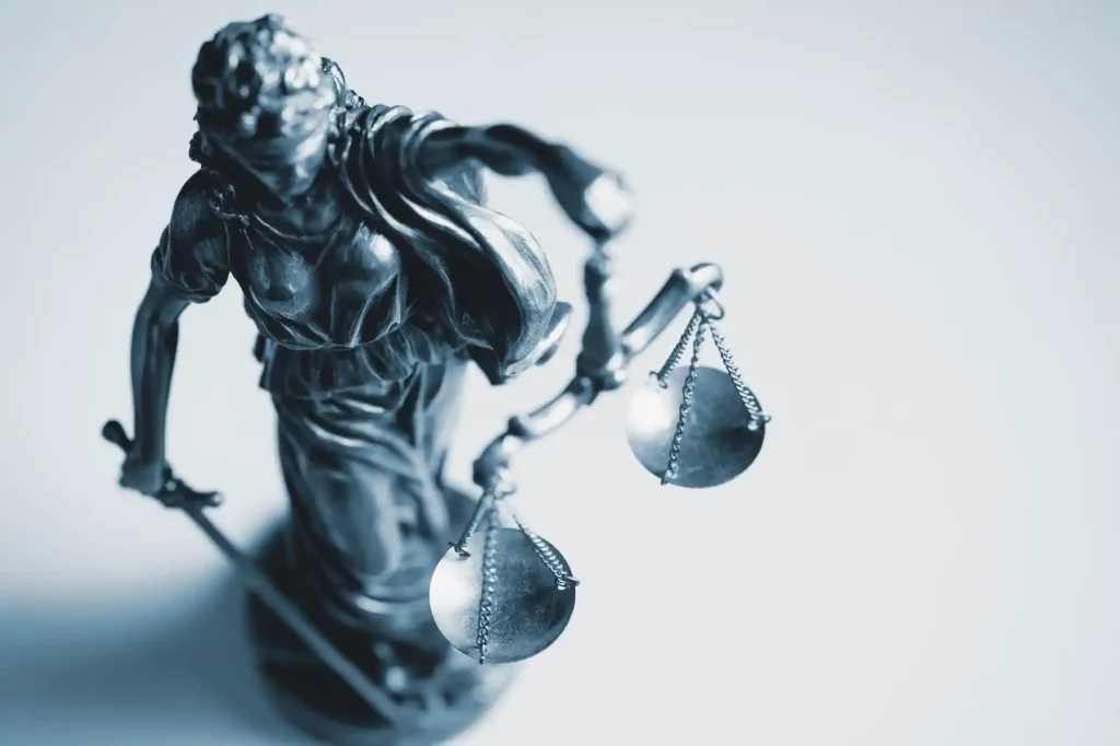 Estatua de la Justicia con balanza y espada
