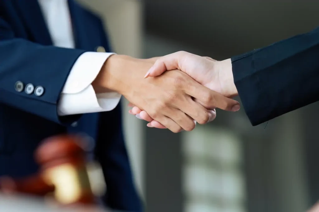 Apretón de manos en acuerdo legal