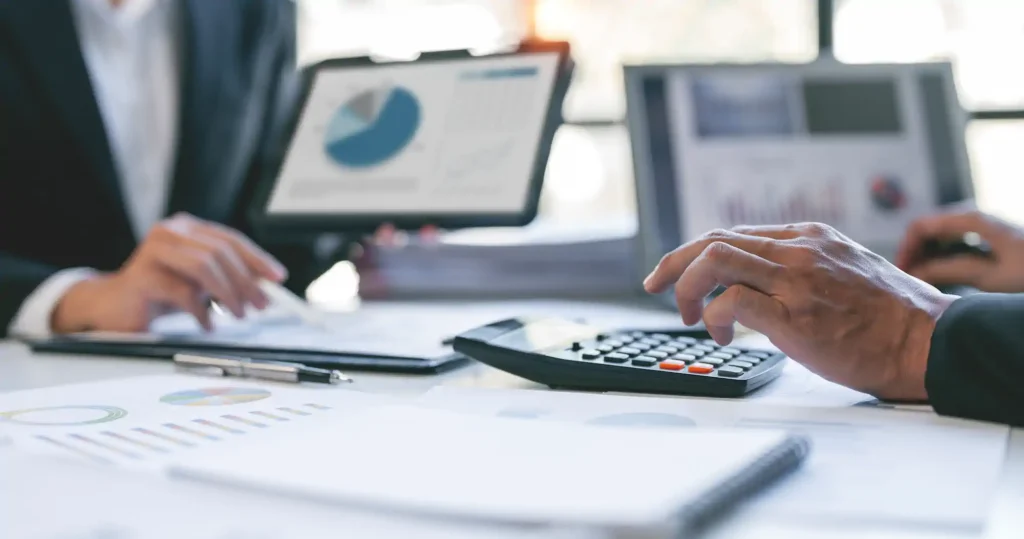 Persona usando calculadora con gráficos financieros