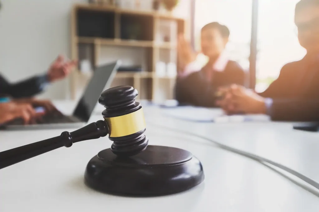 Mazo de juez sobre escritorio en oficina legal