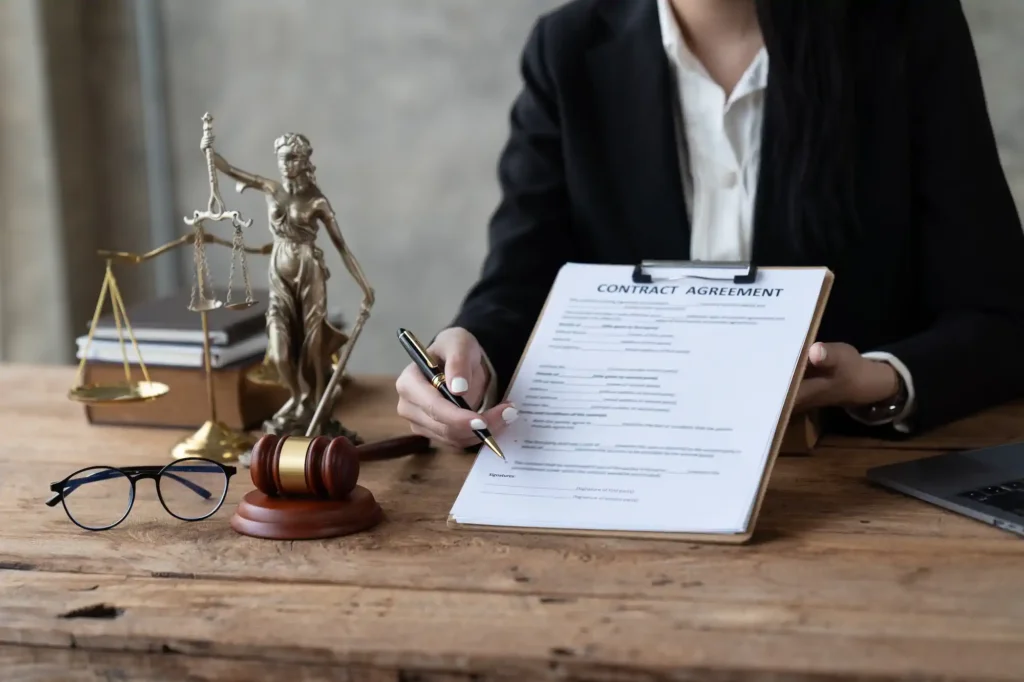 Abogada revisando contrato con símbolos de justicia