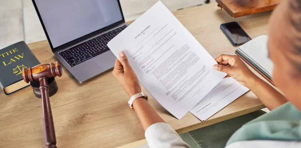 Persona revisando testamento en escritorio legal
