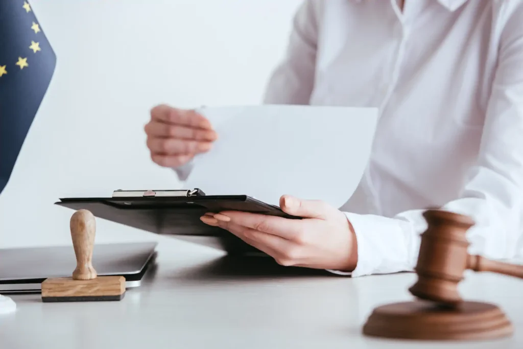 Persona revisando documento legal con mazo judicial