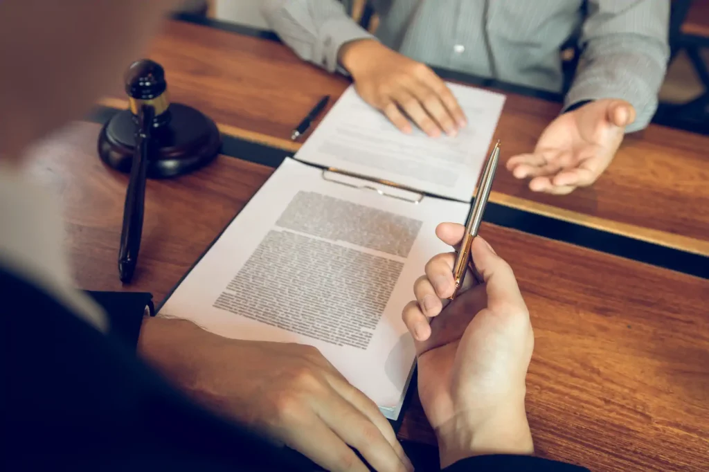 Firma de contrato legal con juez y mazo