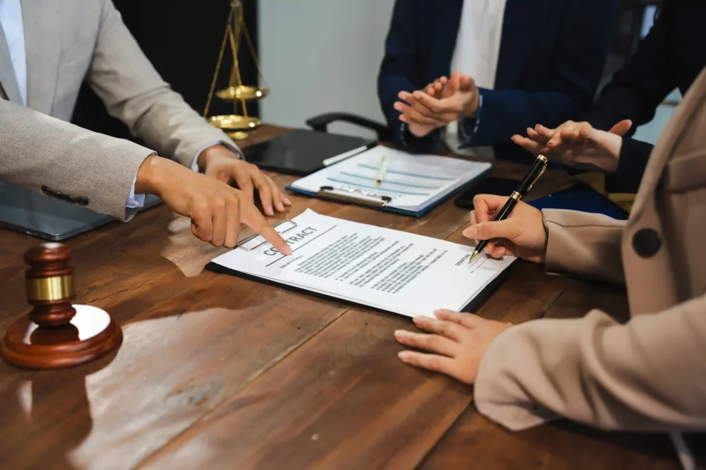 Firma de contrato con abogado en oficina