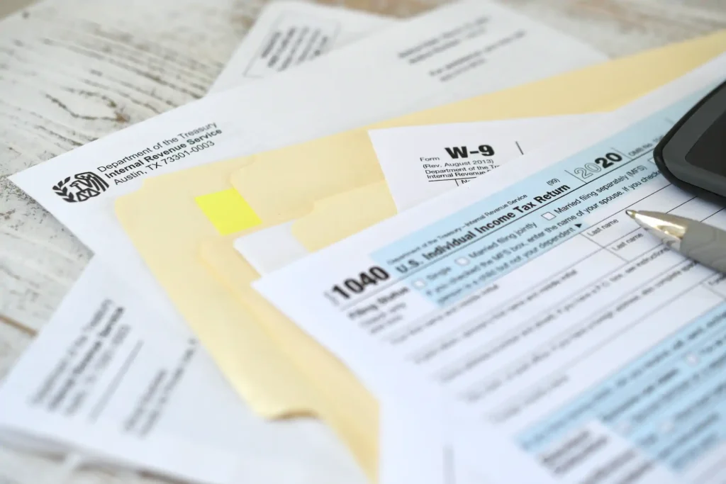 Formularios de impuestos 1040 y W-9 del IRS