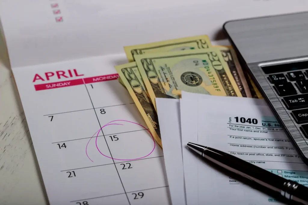 Calendario con 15 de abril marcado y formulario 1040