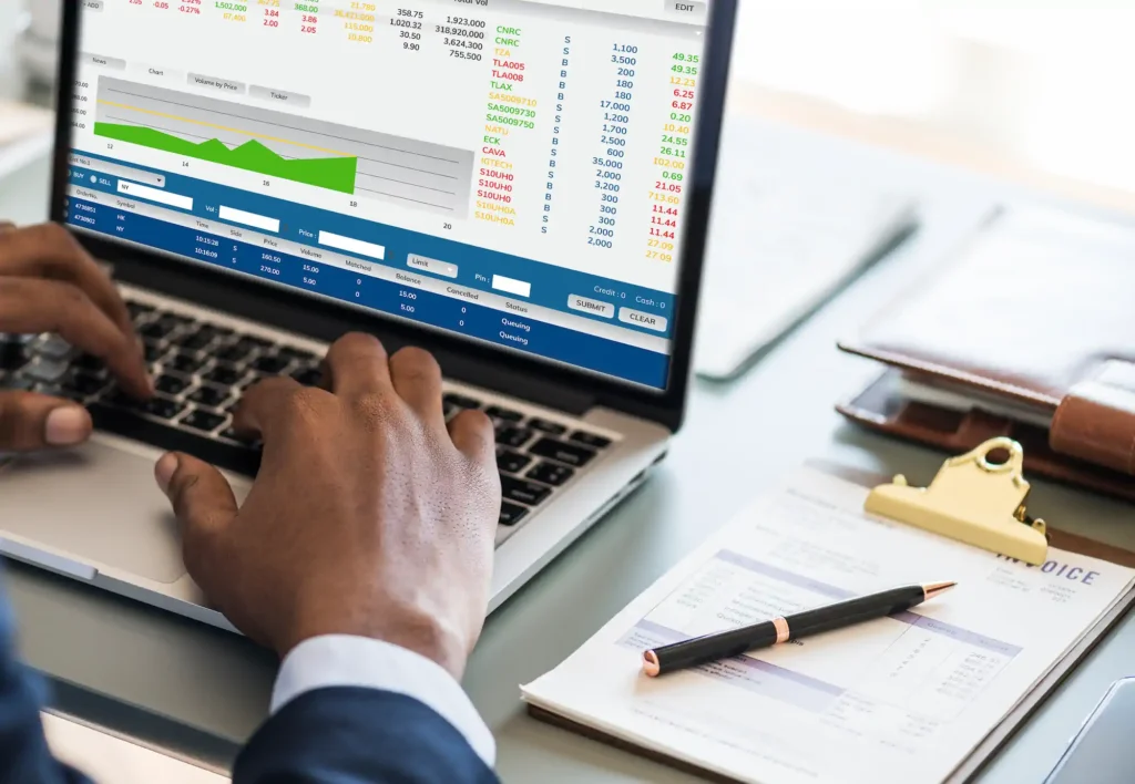 Persona usando plataforma de trading en laptop
