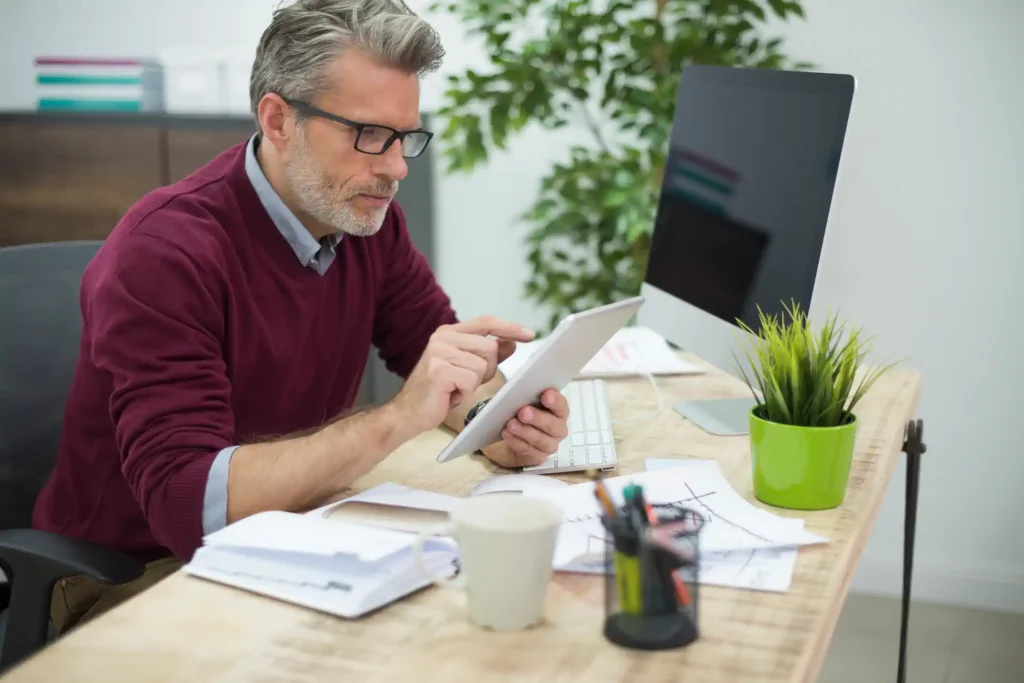 Hombre trabajando con tablet en oficina moderna