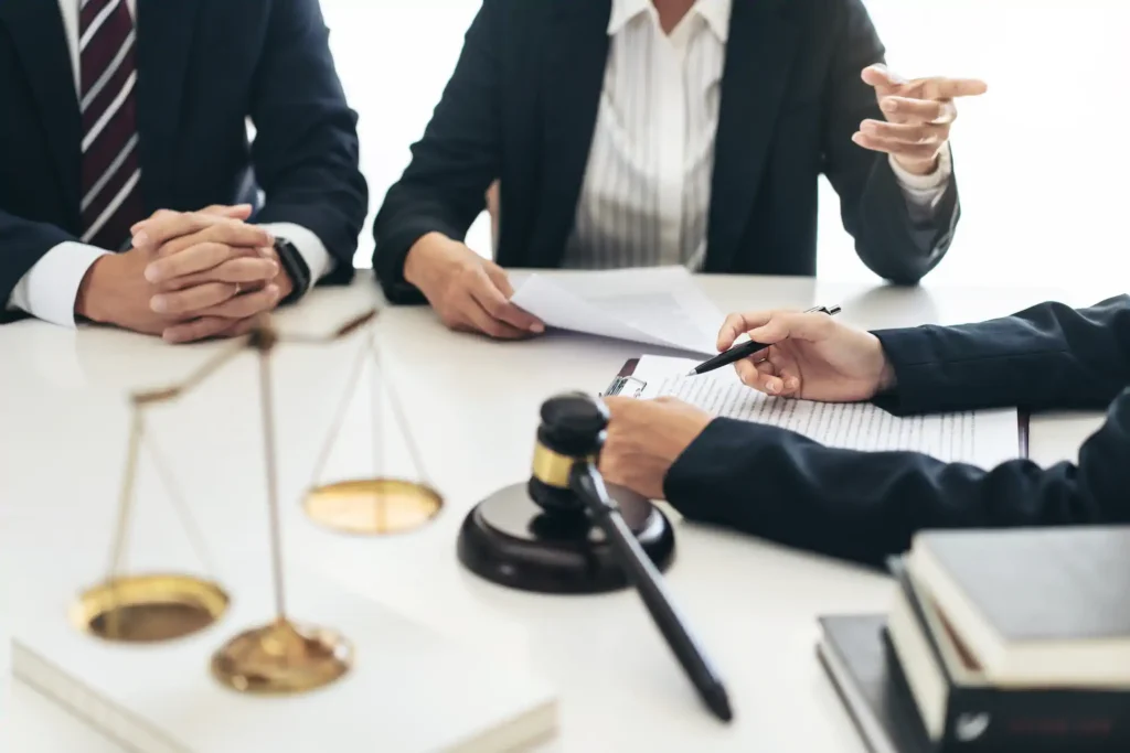 Abogados revisando contrato con mazo y balanza