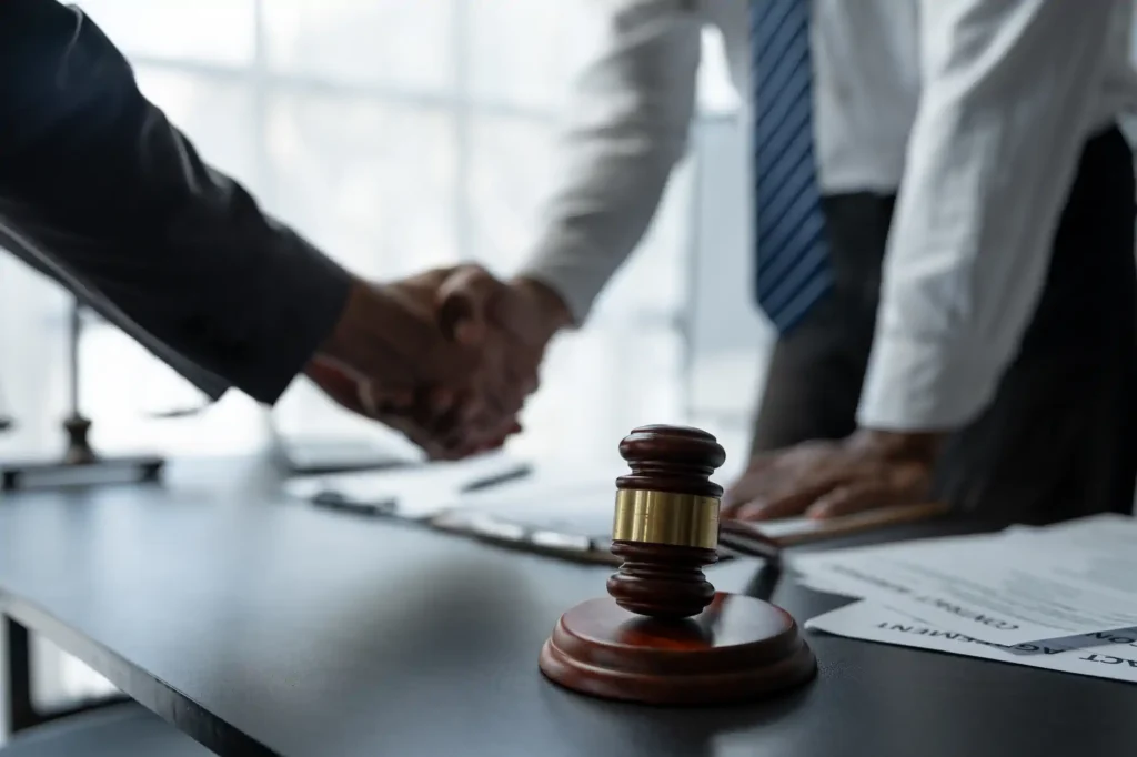 Mazo judicial y acuerdo entre abogados