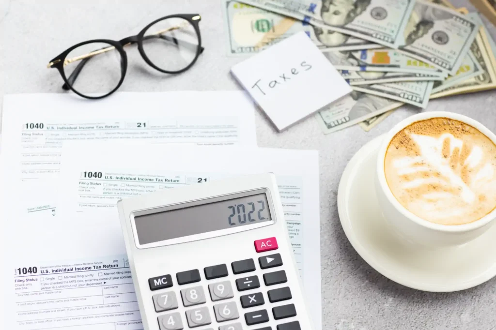 Formularios 1040, calculadora y dinero para impuestos