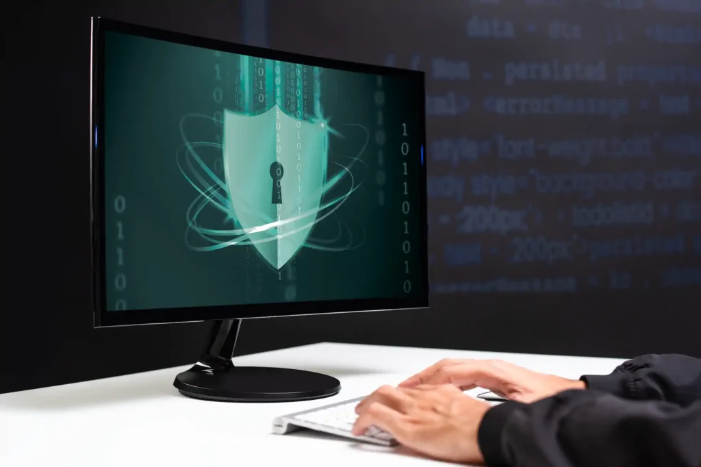 Monitor muestra escudo digital con candado y código binario