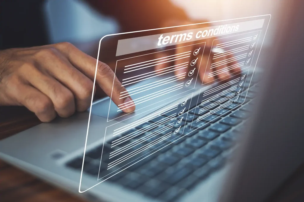 Persona revisando términos y condiciones en una laptop