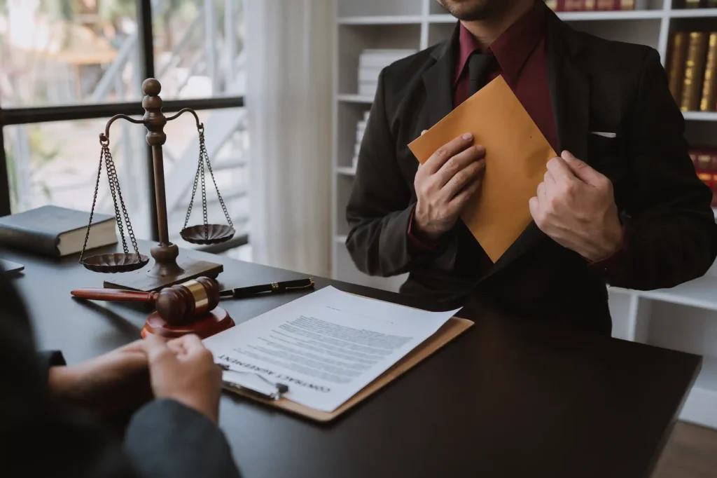 Abogado con expediente junto a balanza y mazo judicial