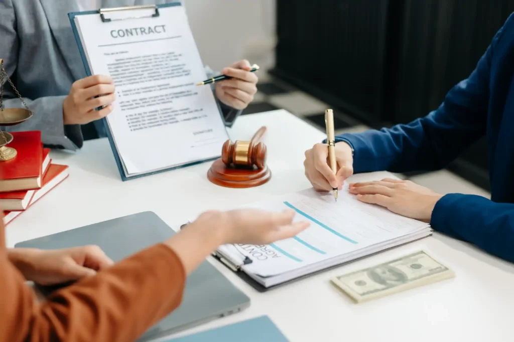 Firma de contrato legal con abogado y cliente