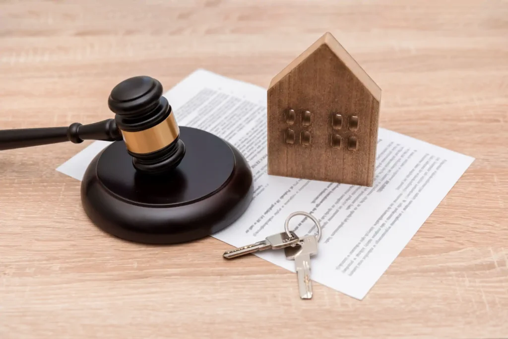 Mazo judicial, casa de madera, llaves y contrato inmobiliario
