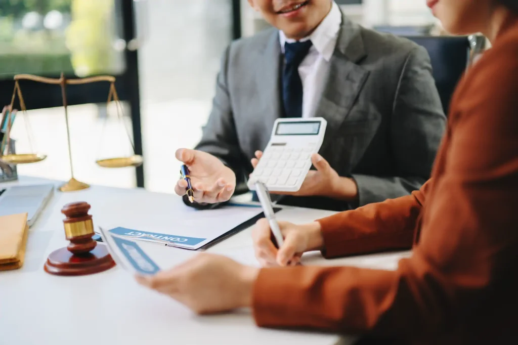 Abogado asesora a cliente sobre contrato y costos