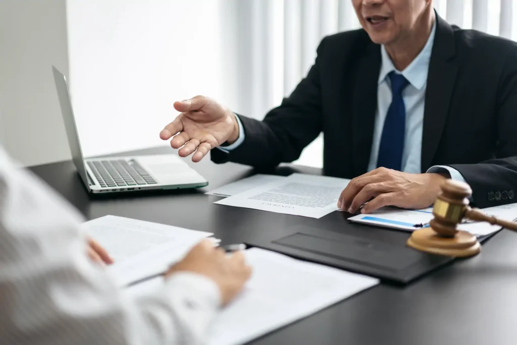 Abogado asesora a cliente sobre documentos legales