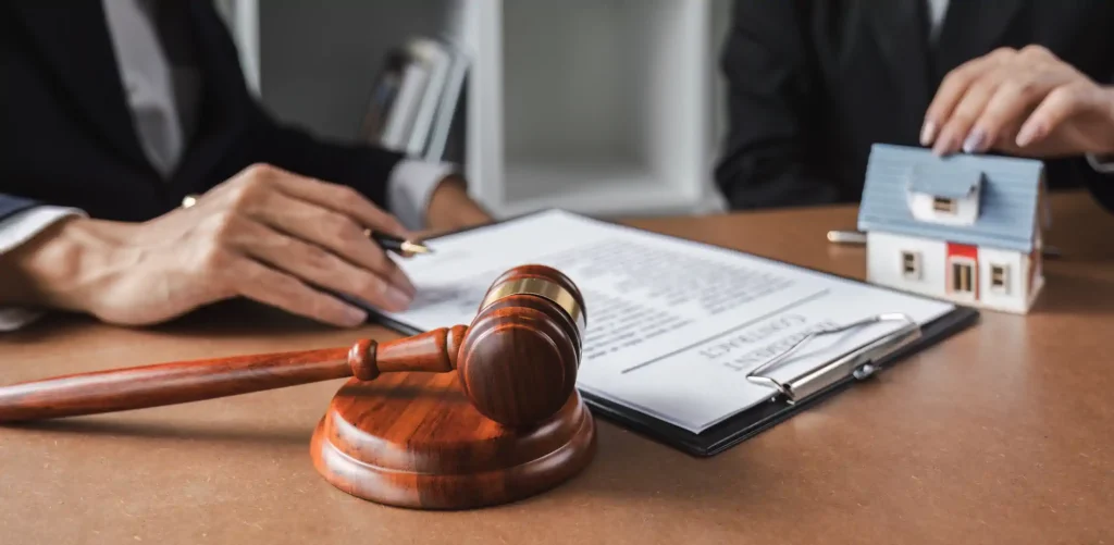 Mazo judicial, contrato y maqueta de casa